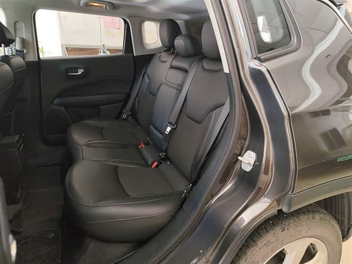 Фото 17 - Jeep Compass