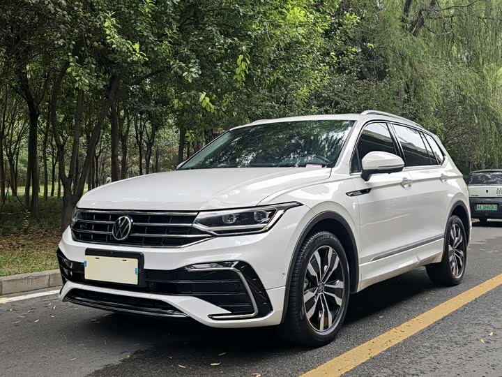 Фото 1 - Volkswagen Tiguan L Pro