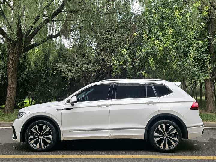 Фото 3 - Volkswagen Tiguan L Pro