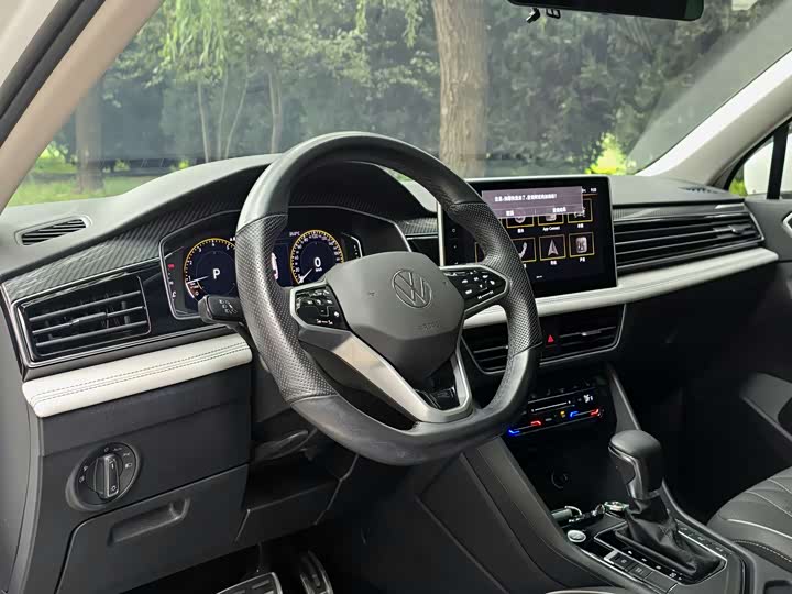 Фото 9 - Volkswagen Tiguan L Pro