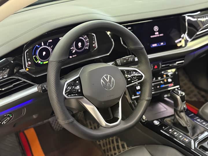 Фото 7 - Volkswagen Passat Hybrid