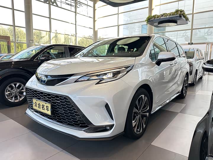 Фото 1 - Toyota Granvia