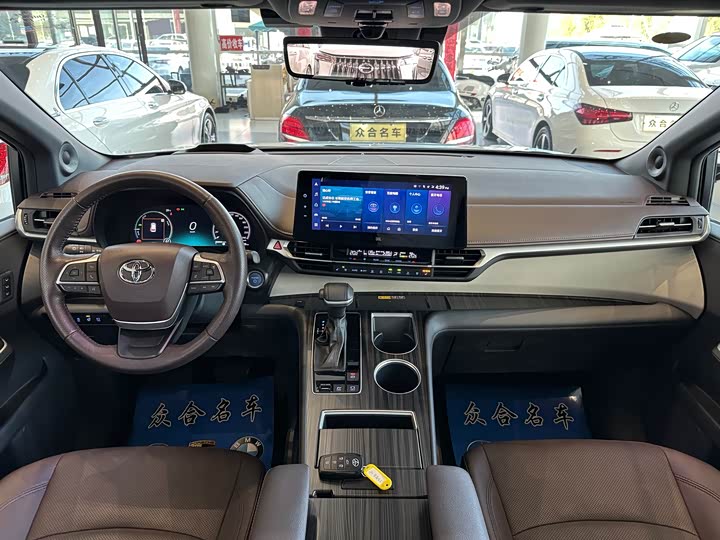 Фото 10 - Toyota Granvia