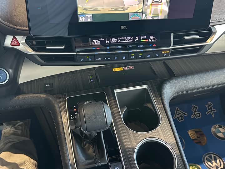 Фото 17 - Toyota Granvia