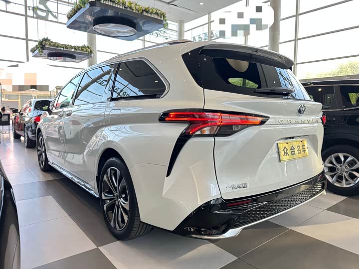 Фото 4 - Toyota Granvia