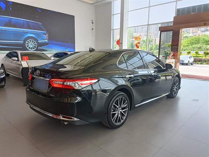 Фото 10 - Toyota Camry