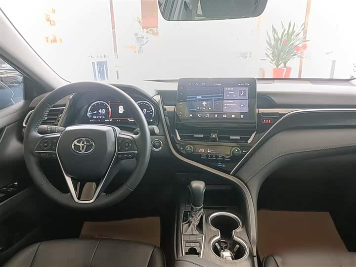 Фото 12 - Toyota Camry