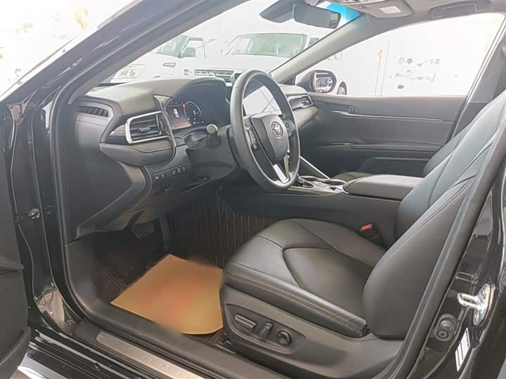 Фото 13 - Toyota Camry