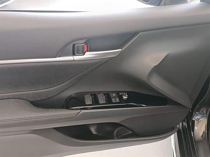 Фото 14 - Toyota Camry