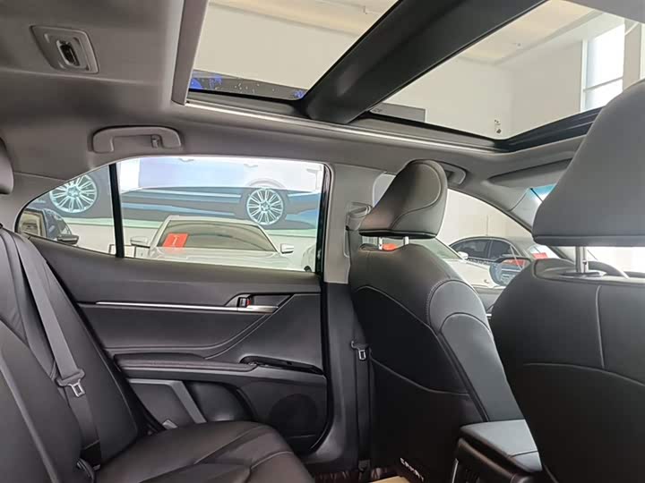 Фото 17 - Toyota Camry