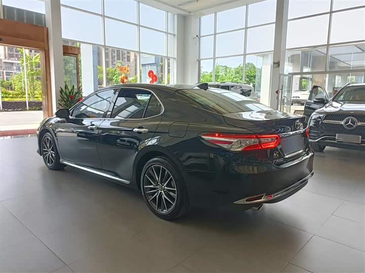 Фото 8 - Toyota Camry