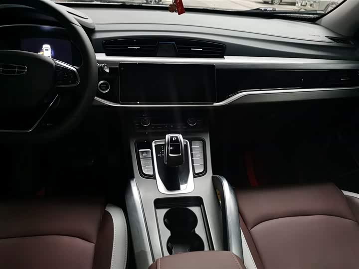 Фото 13 - Geely Atlas