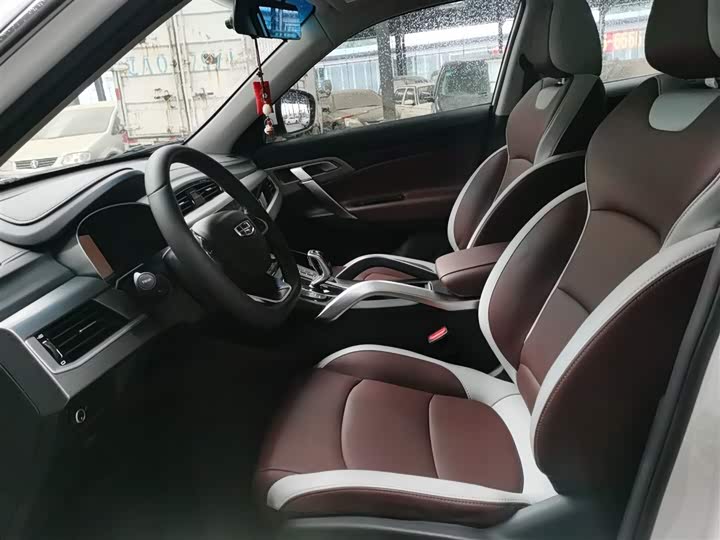 Фото 15 - Geely Atlas