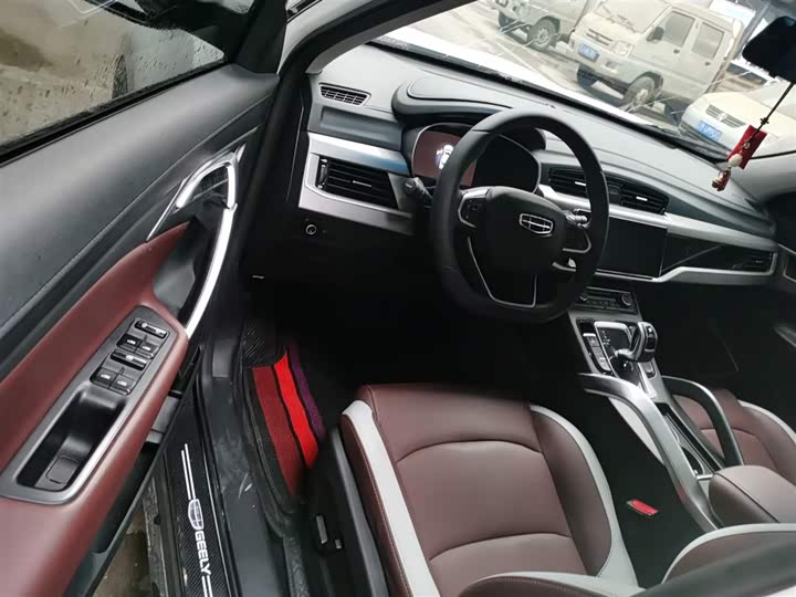 Фото 16 - Geely Atlas