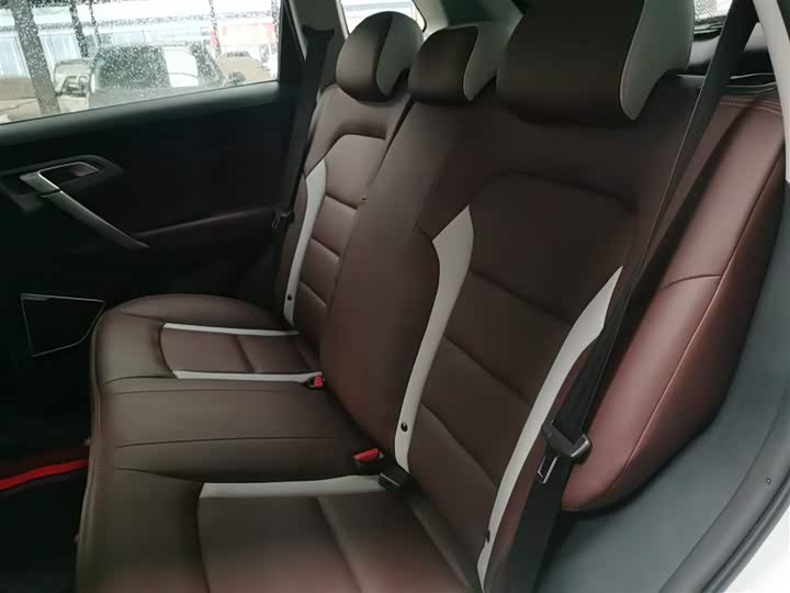 Фото 17 - Geely Atlas