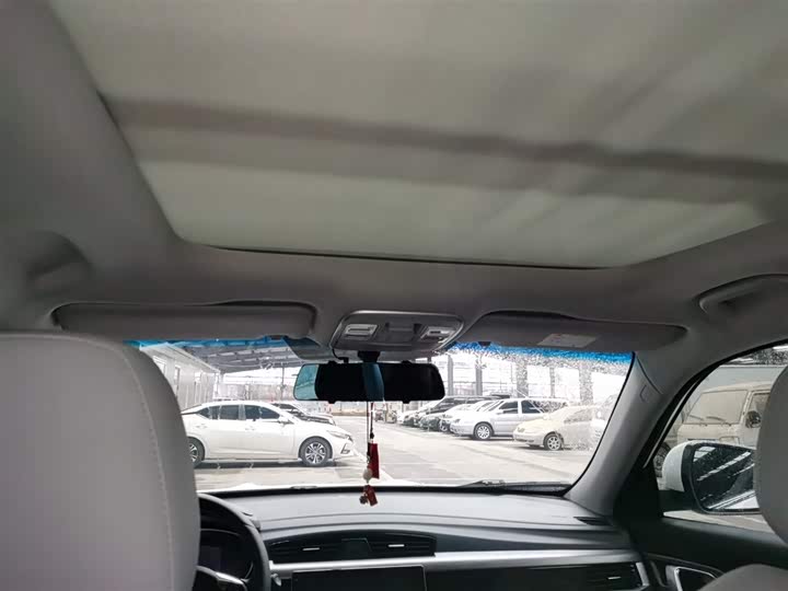 Фото 18 - Geely Atlas