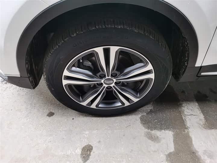 Фото 23 - Geely Atlas