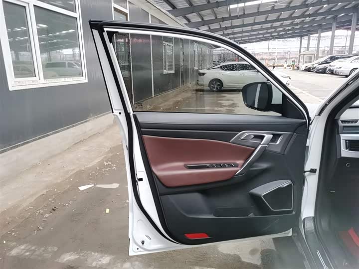 Фото 28 - Geely Atlas