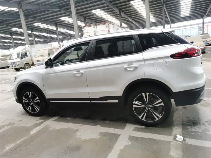 Фото 5 - Geely Atlas