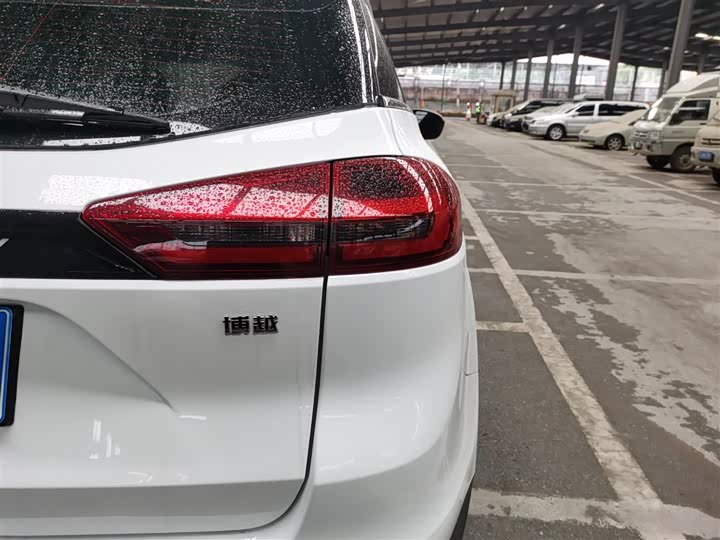 Фото 8 - Geely Atlas