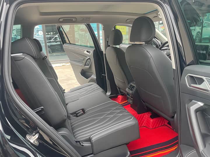 Фото 10 - Volkswagen Tiguan L Pro