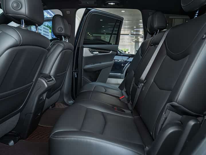 Фото 10 - Cadillac XT6