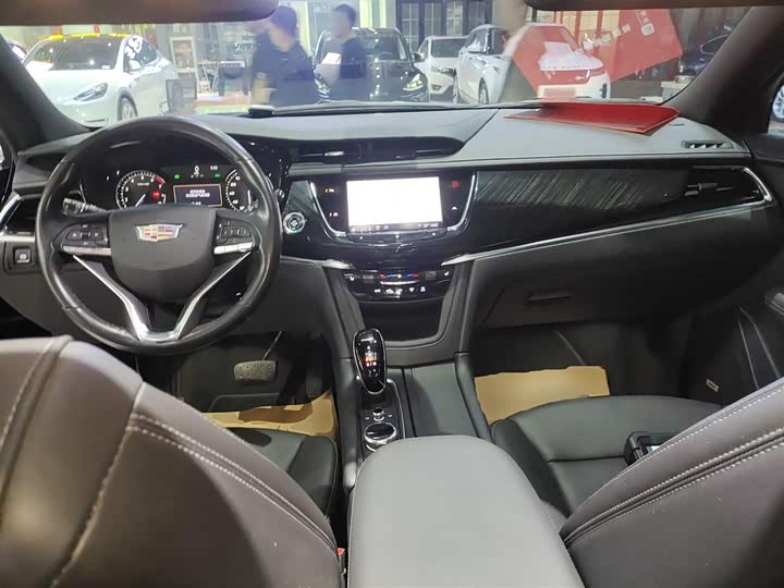 Фото 10 - Cadillac XT6