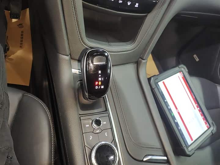 Фото 14 - Cadillac XT6