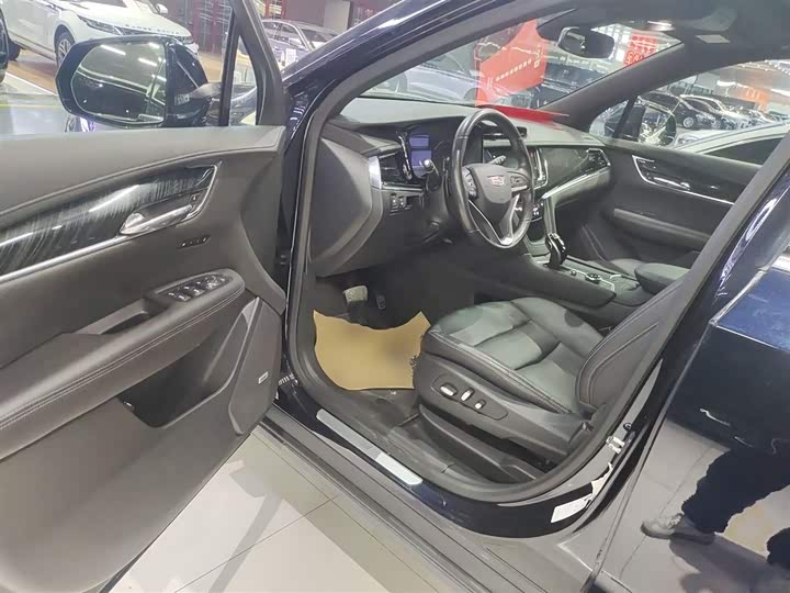 Фото 16 - Cadillac XT6