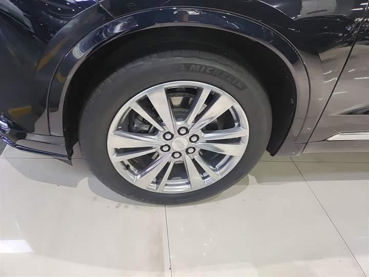 Фото 23 - Cadillac XT6