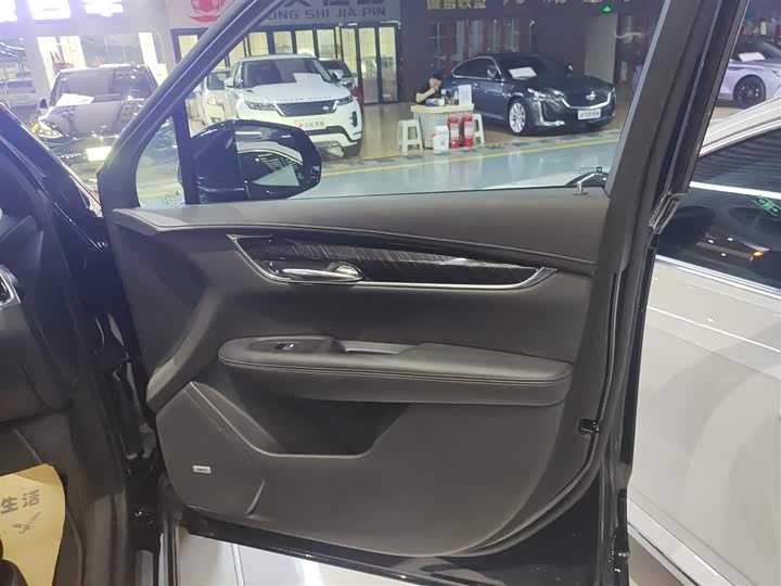 Фото 26 - Cadillac XT6