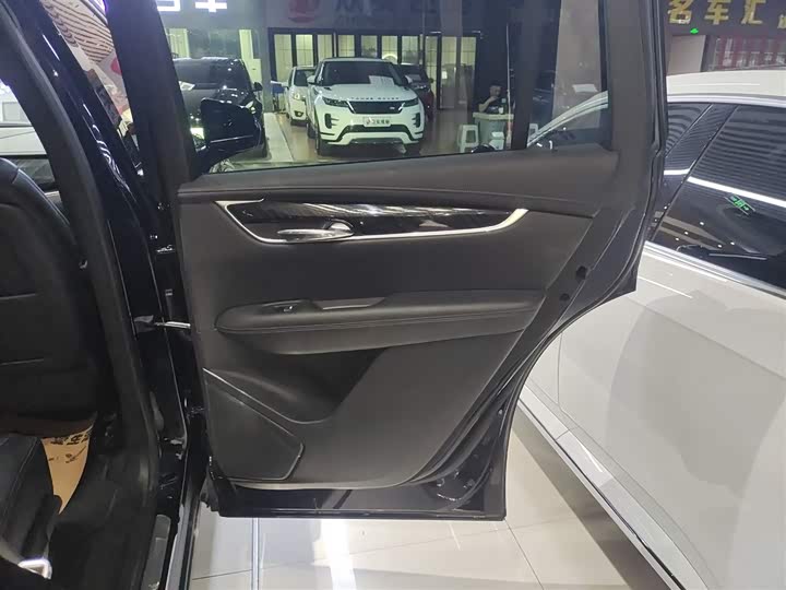 Фото 27 - Cadillac XT6