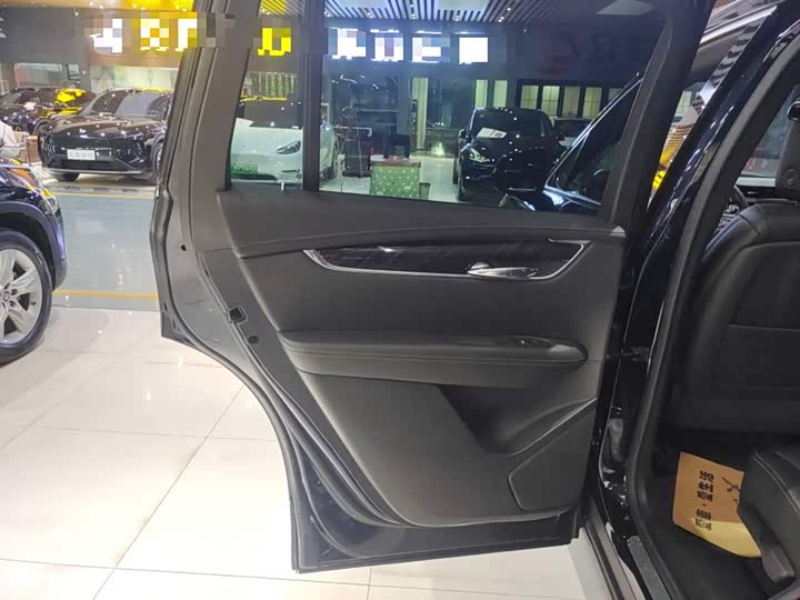 Фото 29 - Cadillac XT6