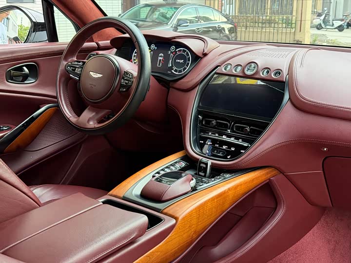 Фото 7 - Aston Martin DBX