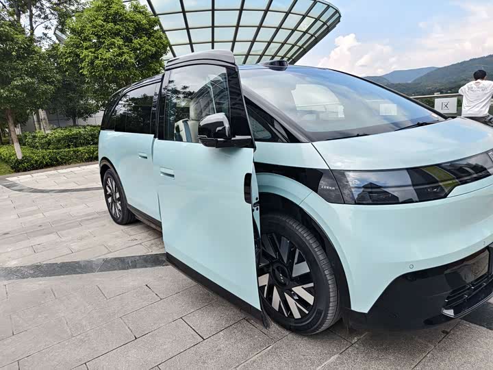 Фото 14 - Zeekr Mix