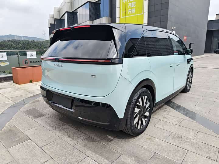 Фото 17 - Zeekr Mix