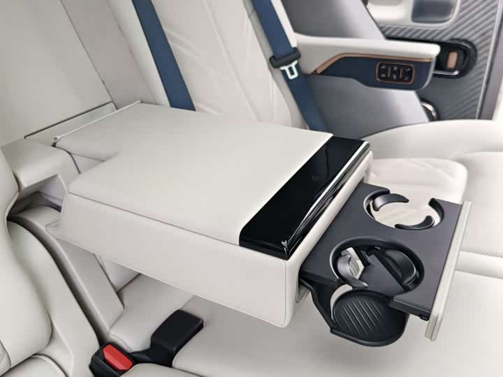 Фото 19 - Zeekr Mix