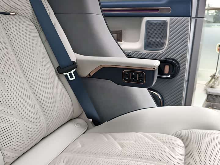 Фото 28 - Zeekr Mix