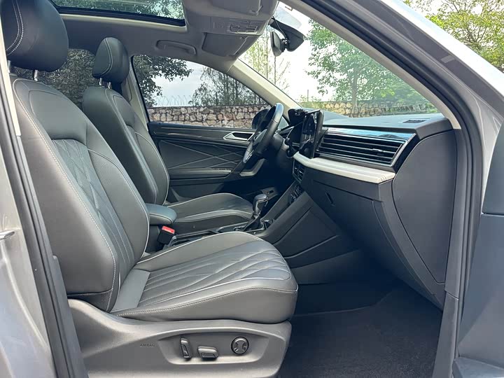 Фото 10 - Volkswagen Tiguan L Pro