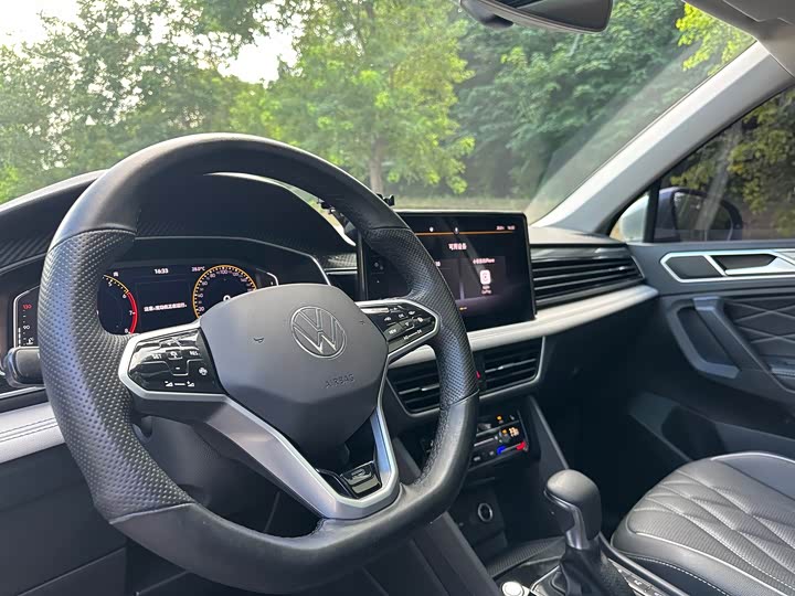 Фото 8 - Volkswagen Tiguan L Pro