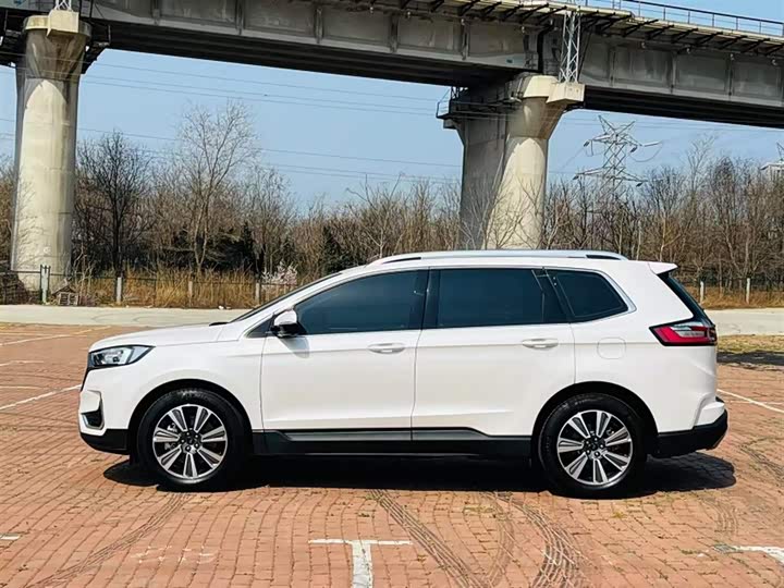 Фото 10 - Ford Edge