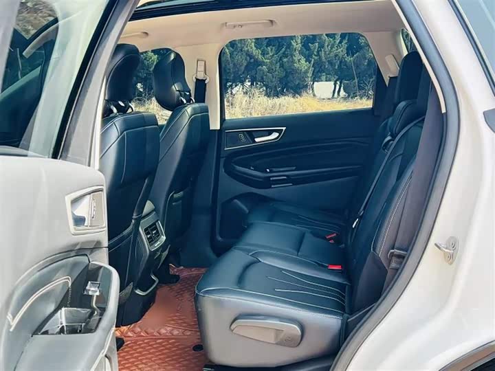 Фото 19 - Ford Edge