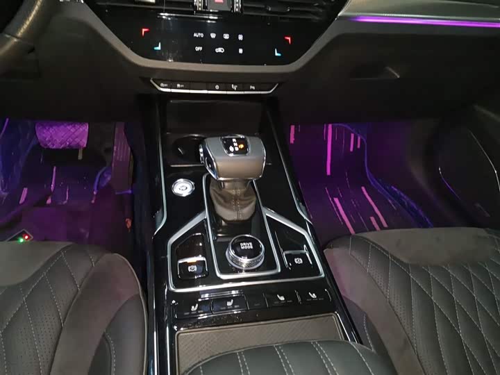 Фото 14 - Hongqi HS5