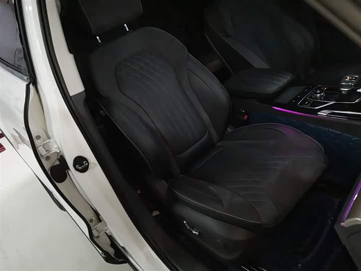 Фото 25 - Hongqi HS5