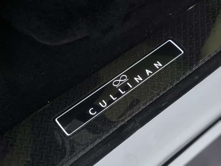 Фото 11 - Rolls-Royce Cullinan