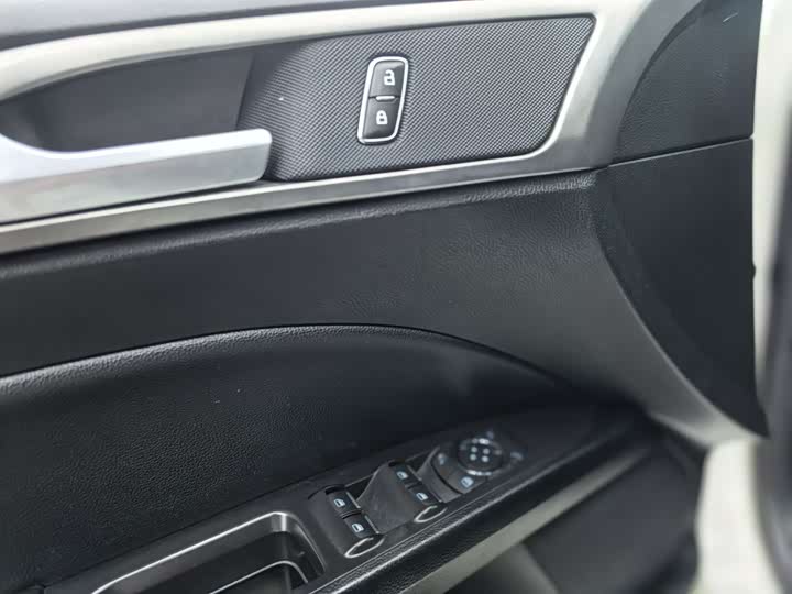 Фото 14 - Ford Mondeo