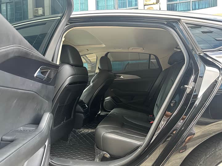 Фото 6 - Hongqi H5