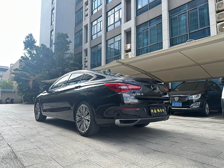 Фото 9 - Hongqi H5