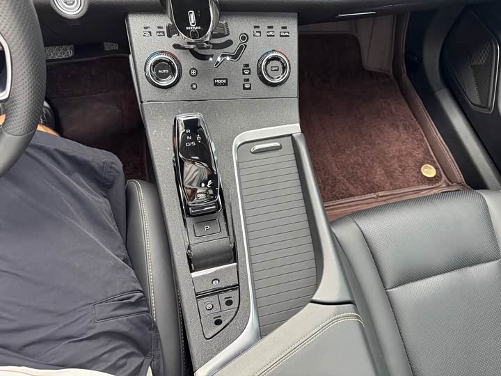 Фото 18 - Bestune B70