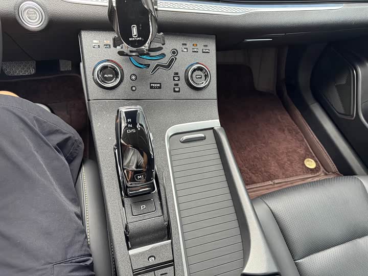 Фото 19 - Bestune B70